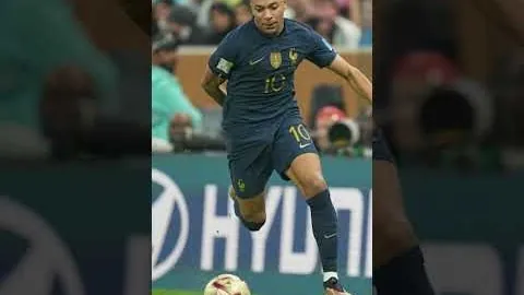 “德天空告别球场，萨比策疑扭伤膝部，情况尚在确认中”